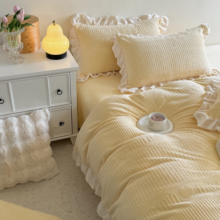 91家纺网 家纺一手货源 找家纺 2024新款法式公主风加厚牛奶绒立体雕花绒四件套 爱心min黄