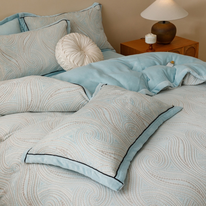 91家纺网 家纺一手货源 找家纺 2024新款牛奶绒染色雕花可拆洗冬被被子被芯 意境云海