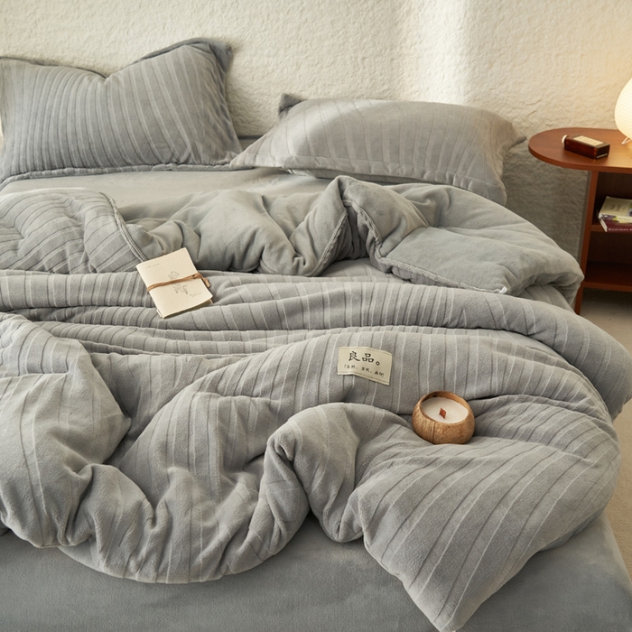 91家纺网 家纺一手货源 找家纺 2024新款牛奶绒牛奶绒雕花冬被四件套 曲线雕花-浅灰