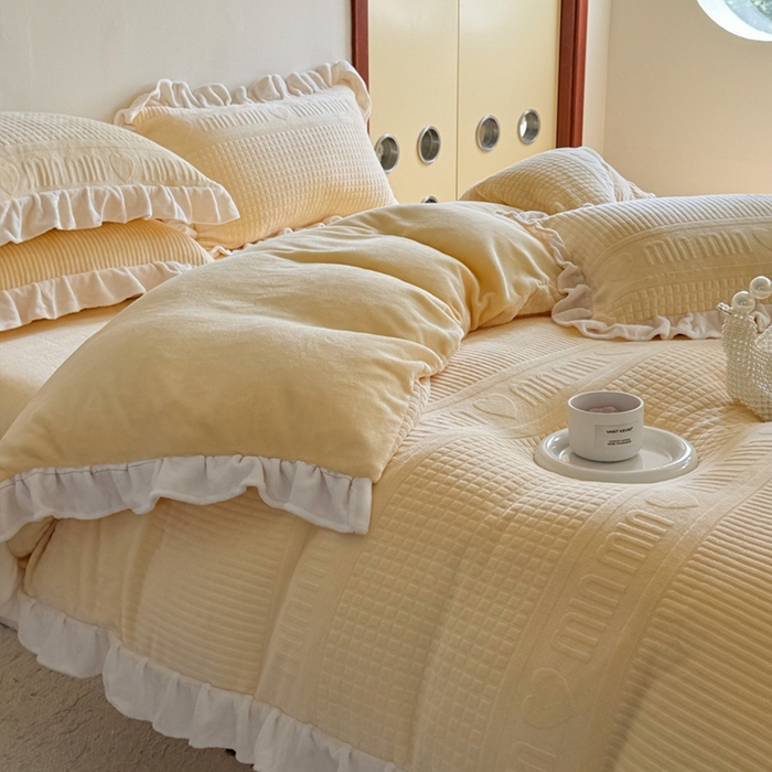 91家纺网 家纺一手货源 找家纺 2024新款法式公主风加厚牛奶绒立体雕花绒四件套 爱心min黄