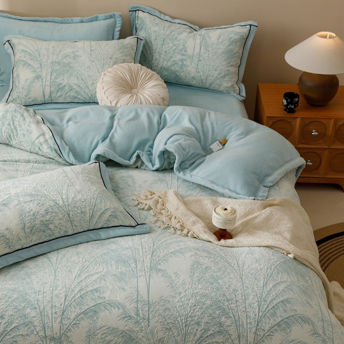 91家纺网 家纺一手货源 找家纺 2024新款牛奶绒染色雕花可拆洗冬被被子被芯 丛林暖意