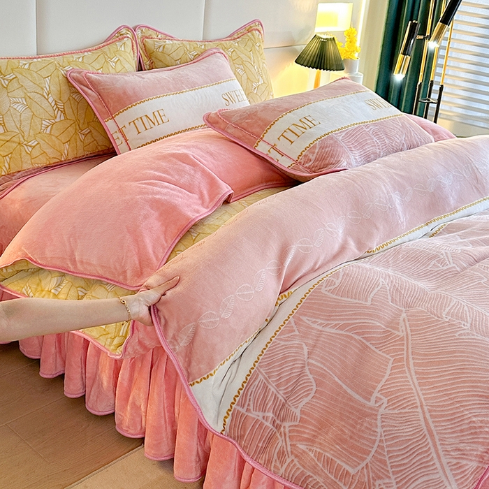 91家纺网 家纺一手货源 找家纺 雨洋2025新款加厚保暖8.5斤牛奶绒金貂婴儿绒四件套 炫彩家人