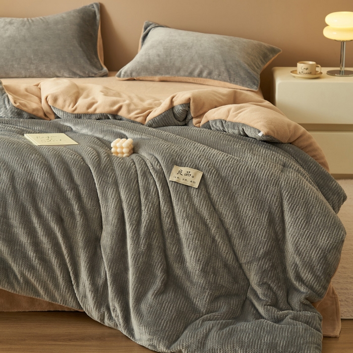 91家纺网 家纺一手货源 找家纺 2024新款牛奶绒提花围棋格冬被四件套 格子-灰拼奶咖