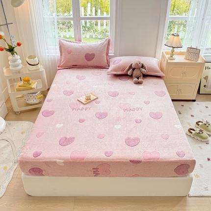 91家纺网 家纺一手货源 找家纺 恋佳居 2025新款加厚雪花绒印花床笠 爱心满满