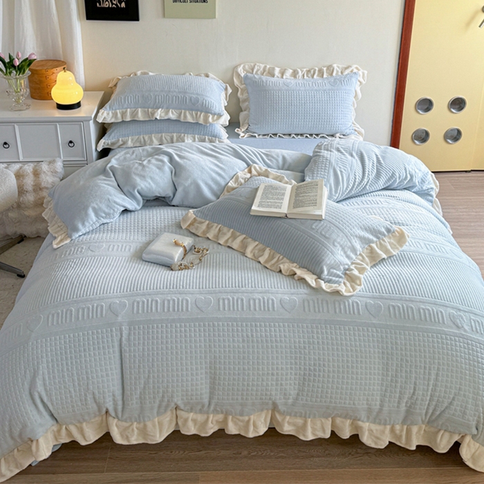 91家纺网 家纺一手货源 找家纺 2024新款法式公主风加厚牛奶绒立体雕花绒四件套 爱心min蓝