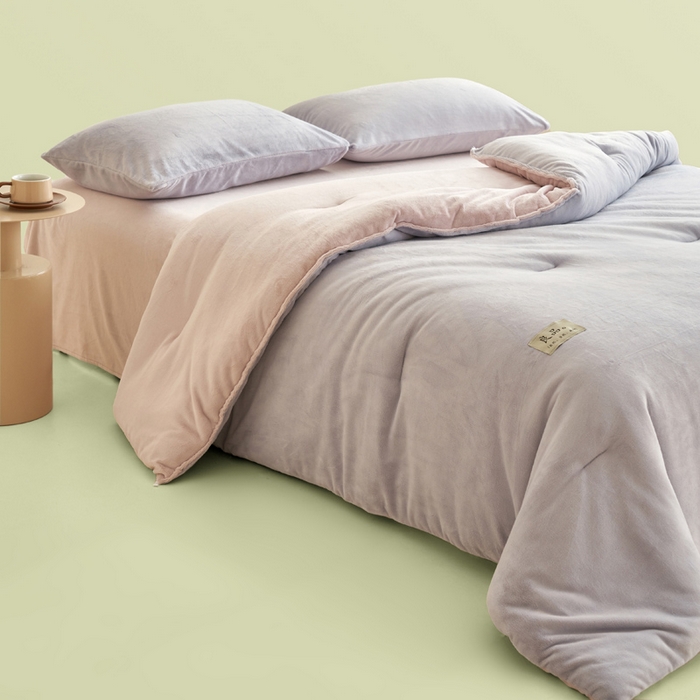 91家纺网 家纺一手货源 找家纺 2024新款双面牛奶绒德绒拼色冬被四件套 德绒拼色-浅紫