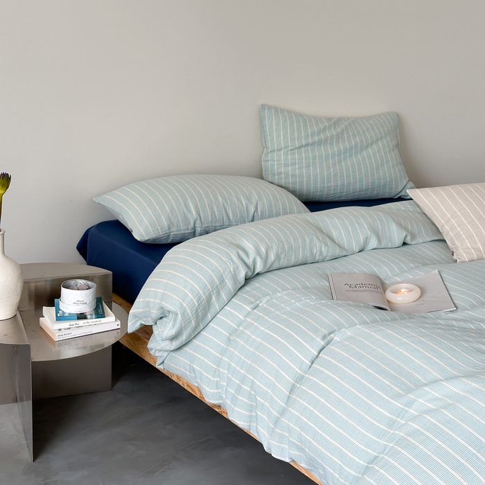 91家纺网 家纺一手货源 找家纺 （总）玛奇朵 2024新品简约色织中古细条纹双层皱皱纱-时尚印迹