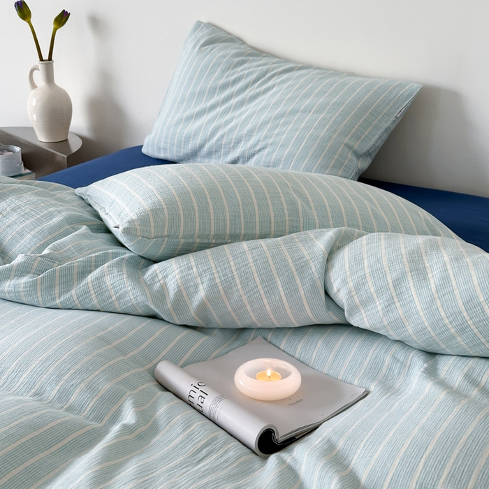 91家纺网 家纺一手货源 找家纺 （总）玛奇朵 2024新品简约色织中古细条纹双层皱皱纱-时尚印迹