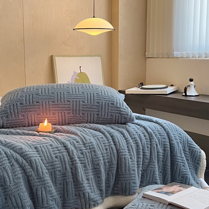 91家纺网 家纺一手货源 找家纺 欧邦 新款提花舒棉绒羊羔绒毛毯（外贸供货） 贵族蓝