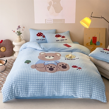 91家纺网 家纺一手货源 找家纺 星座家纺 2025新款大版卡通牛奶绒四件套 蓝格小熊