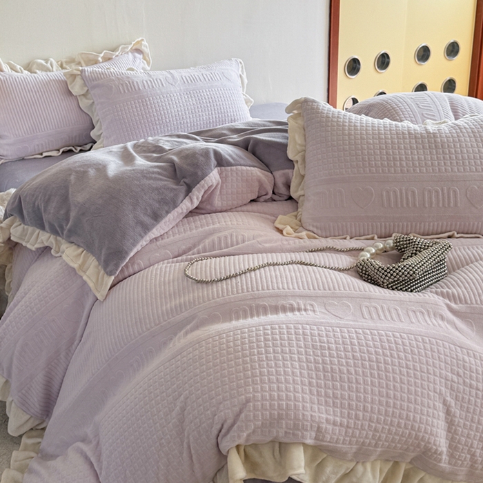 91家纺网 家纺一手货源 找家纺 2024新款法式公主风加厚牛奶绒立体雕花绒四件套 爱心min紫