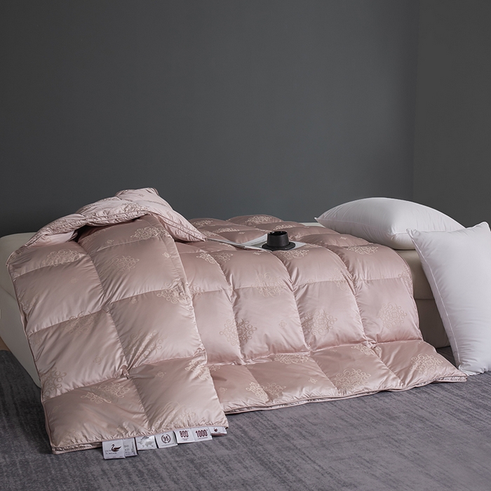 91家纺网 家纺一手货源 找家纺 华盛羽绒被壳 2024新款高精密真丝提花羽绒被婚庆款鹅绒被高端大气羽绒被 粉色