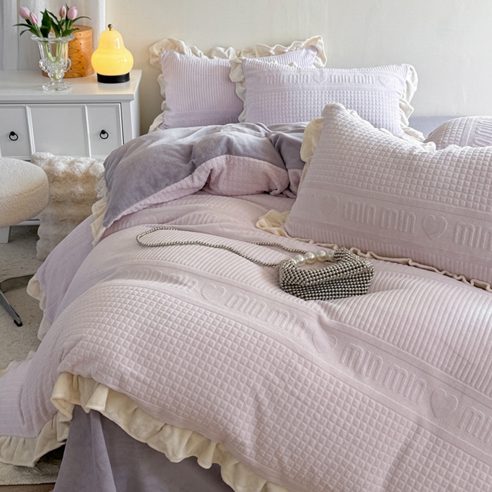 91家纺网 家纺一手货源 找家纺 2024新款法式公主风加厚牛奶绒立体雕花绒四件套 爱心min紫