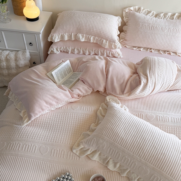 91家纺网 家纺一手货源 找家纺 2024新款法式公主风加厚牛奶绒立体雕花绒四件套 爱心min粉