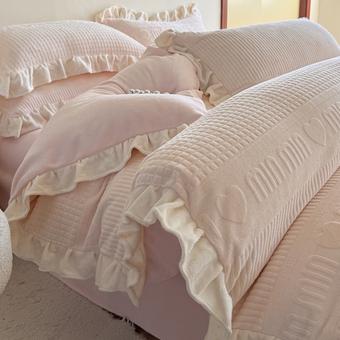 91家纺网 家纺一手货源 找家纺 2024新款法式公主风加厚牛奶绒立体雕花绒四件套 爱心min粉