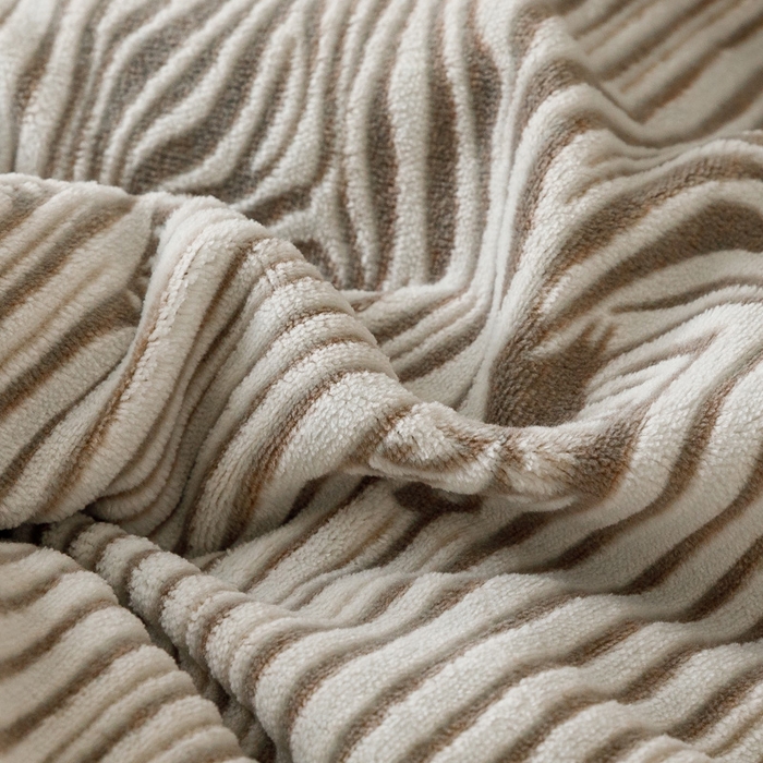 91家纺网 家纺一手货源 找家纺 2024新款牛奶绒染色雕花可拆洗冬被被子被芯 条纹斑马