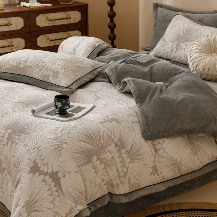 91家纺网 家纺一手货源 找家纺 2024新款牛奶绒染色雕花可拆洗冬被被子被芯 绽放