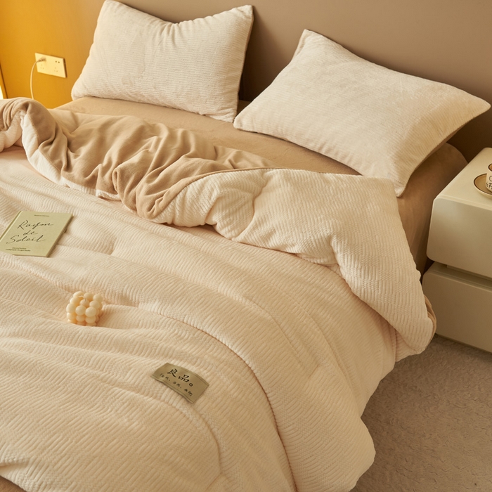 91家纺网 家纺一手货源 找家纺 2024新款牛奶绒提花围棋格冬被四件套 格子-白拼奶咖