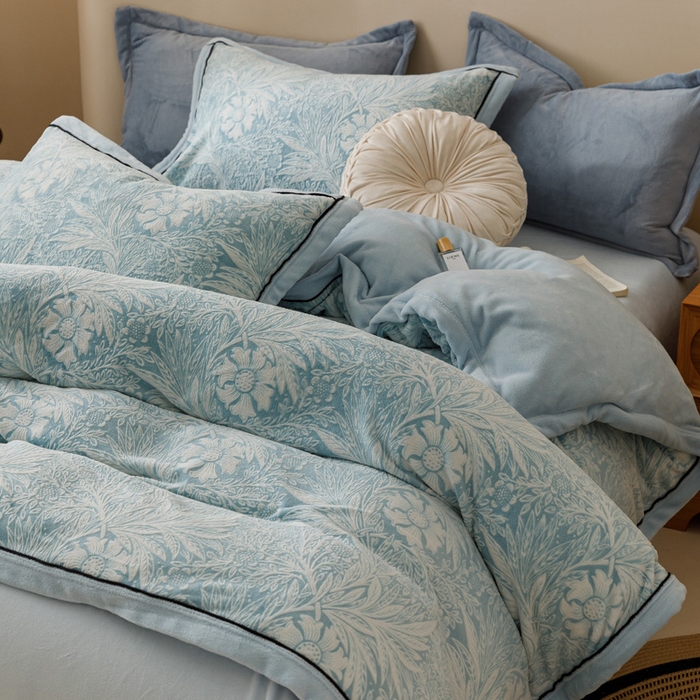 91家纺网 家纺一手货源 找家纺 2024新款牛奶绒染色雕花可拆洗冬被被子被芯 简爱