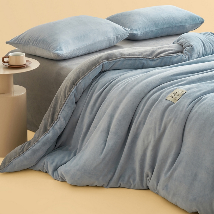 91家纺网 家纺一手货源 找家纺 2024新款双面牛奶绒德绒拼色冬被四件套 德绒拼色-浅蓝