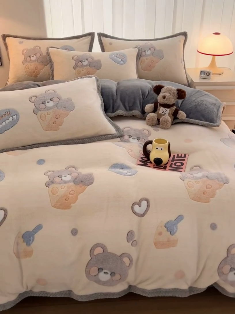 91家纺网 家纺一手货源 找家纺 倾慕家纺 2024新款加厚保暖6D立体雪花绒系列-单被套 奶酪小熊