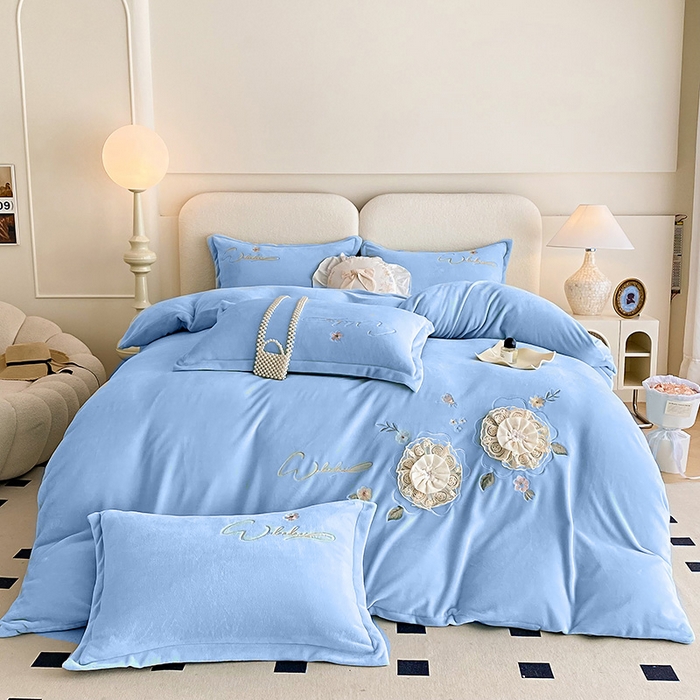 91家纺网 家纺一手货源 找家纺 孟鑫家纺 2025新款加厚牛奶绒手工花绣花四件套莱茵花园系列 莱茵花园-天蓝