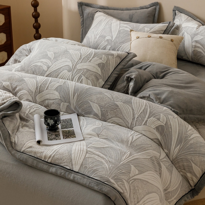 91家纺网 家纺一手货源 找家纺 2024新款牛奶绒染色雕花可拆洗冬被被子被芯 爱在春秋