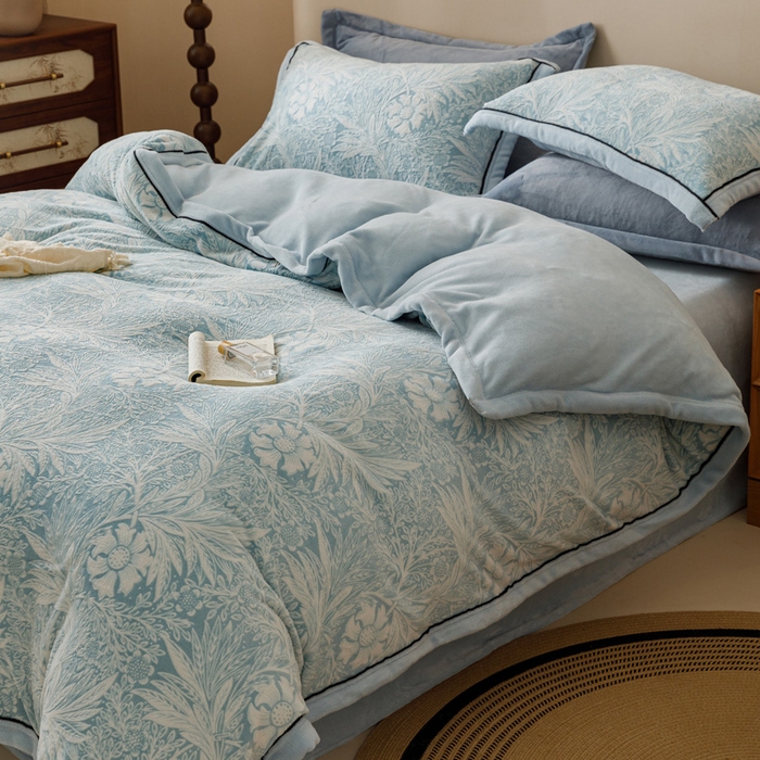 91家纺网 家纺一手货源 找家纺 2024新款牛奶绒染色雕花可拆洗冬被被子被芯 简爱