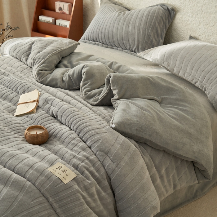 91家纺网 家纺一手货源 找家纺 2024新款牛奶绒牛奶绒雕花冬被四件套 曲线雕花-浅灰