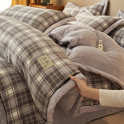 91家纺网 家纺一手货源 找家纺 2024新款无印风牛奶绒宽边可拆洗冬被被子被芯 无印风可拆洗冬被-香芋紫格