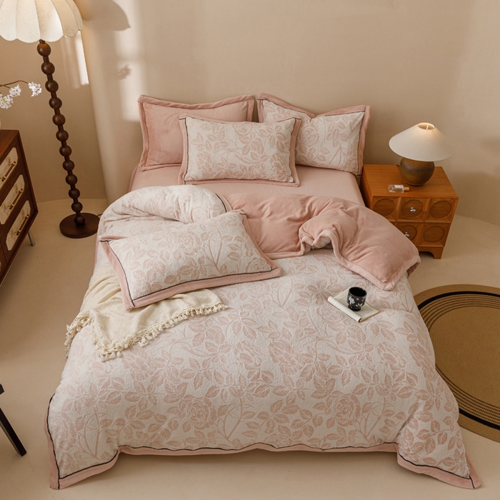 91家纺网 家纺一手货源 找家纺 2024新款牛奶绒染色雕花可拆洗冬被被子被芯 爱意浓浓