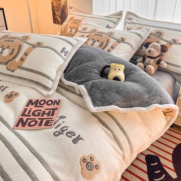 91家纺网 家纺一手货源 找家纺 倾慕家纺 2024新款加厚保暖6D立体雪花绒系列-单枕套 欢乐小虎