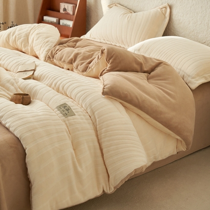 2024新款牛奶绒牛奶绒雕花冬被四件套 曲线雕花-白拼奶咖