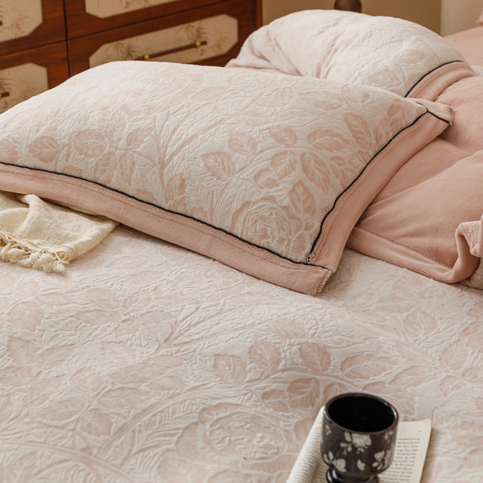 91家纺网 家纺一手货源 找家纺 2024新款牛奶绒染色雕花可拆洗冬被被子被芯 爱意浓浓