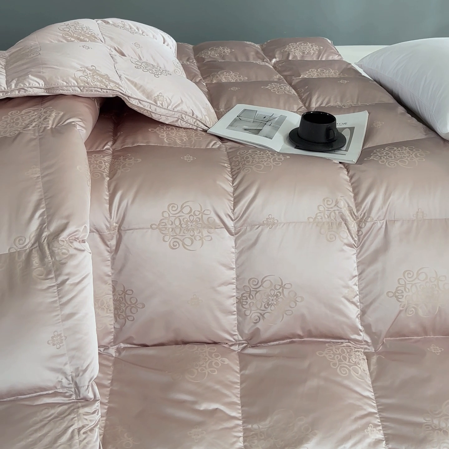 91家纺网 家纺一手货源 找家纺 华盛羽绒被壳 2024新款高精密真丝提花羽绒被婚庆款鹅绒被高端大气羽绒被 粉色