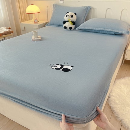 91家纺网 家纺一手货源 找家纺 （总）衿成 2025新款牛奶绒泡泡熊刺绣床笠