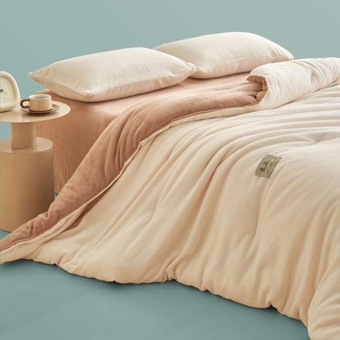 91家纺网 家纺一手货源 找家纺 2024新款双面牛奶绒德绒拼色冬被四件套 德绒拼色-椰白