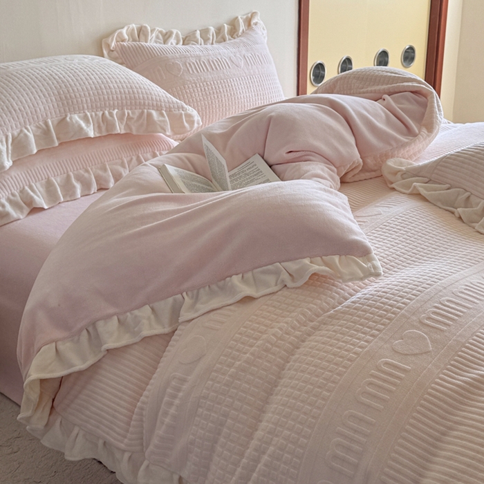 91家纺网 家纺一手货源 找家纺 2024新款法式公主风加厚牛奶绒立体雕花绒四件套 爱心min粉