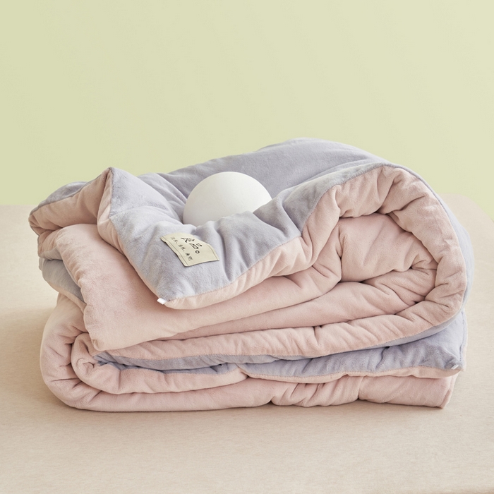 91家纺网 家纺一手货源 找家纺 2024新款双面牛奶绒德绒拼色冬被四件套 德绒拼色-浅紫