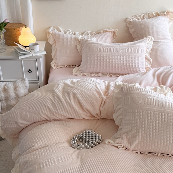 91家纺网 家纺一手货源 找家纺 2024新款法式公主风加厚牛奶绒立体雕花绒四件套 爱心min粉