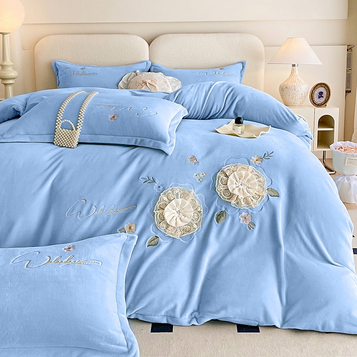 91家纺网 家纺一手货源 找家纺 孟鑫家纺 2025新款加厚牛奶绒手工花绣花四件套莱茵花园系列 莱茵花园-天蓝