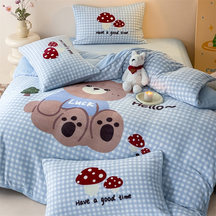 91家纺网 家纺一手货源 找家纺 星座家纺 2025新款大版卡通牛奶绒四件套 蓝格小熊