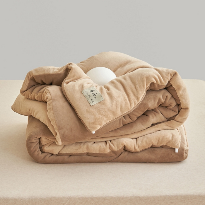 91家纺网 家纺一手货源 找家纺 2024新款双面牛奶绒德绒拼色冬被四件套 德绒拼色-浅驼