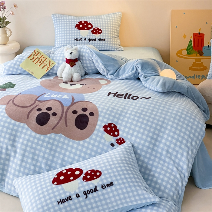 91家纺网 家纺一手货源 找家纺 星座家纺 2025新款大版卡通牛奶绒四件套 蓝格小熊