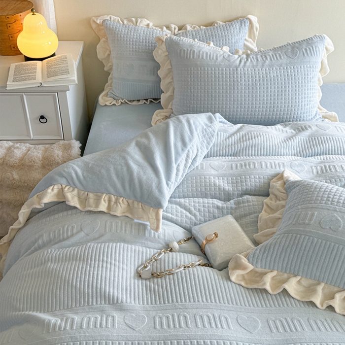 91家纺网 家纺一手货源 找家纺 2024新款法式公主风加厚牛奶绒立体雕花绒四件套 爱心min蓝