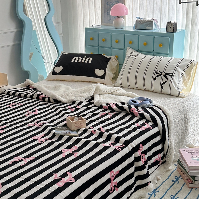 91家纺网 家纺一手货源 找家纺 昔可家纺 2024新款羊羔绒牛奶绒毛毯系列（三）-ins小清新系列 黑粉芭蕾蝴蝶结