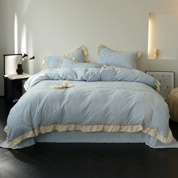 91家纺网 家纺一手货源 找家纺 萝莉家纺 2024新款加厚牛奶绒提花浪漫雕花绒四件套 蝴蝶飞飞湖水蓝