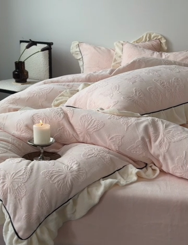 91家纺网 家纺一手货源 找家纺 萝莉家纺 2024新款加厚牛奶绒提花浪漫雕花绒四件套 蝴蝶飞飞浅粉