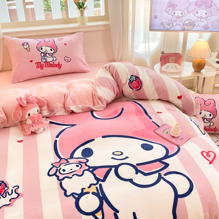 91家纺网 家纺一手货源 找家纺 2024新品正版三丽鸥授权大版卡通平网数码印花加厚高克重牛奶绒系列四件套 绒大版-R草莓冰淇淋美乐蒂