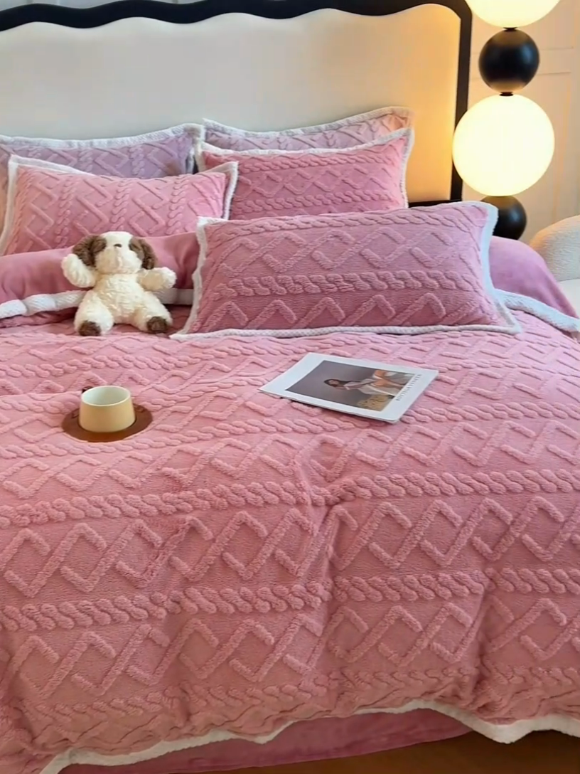 91家纺网 家纺一手货源 找家纺 贝拉梦家纺 2024新款塔芙绒菱格纯色牛奶绒四件套 梦玫瑰